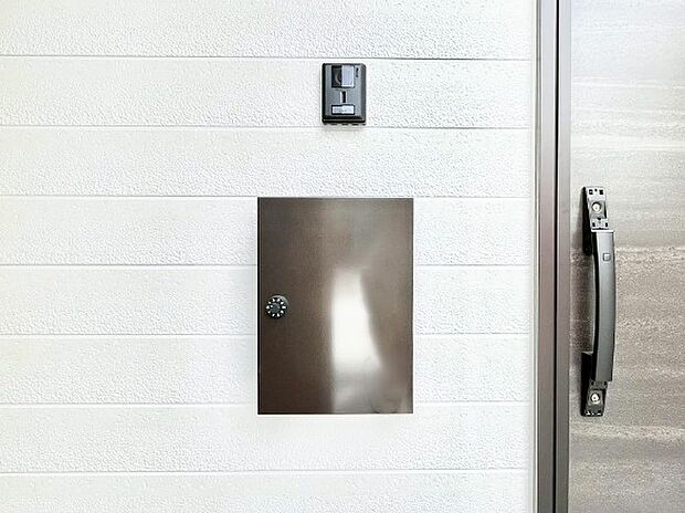 シンプルデザインのポスト。