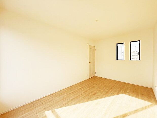 窓からのやさしい光が心地よいプライベートルーム