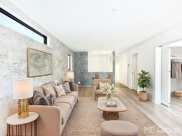 家族の和やかな会話が聞こえてきそう。開放感のあるリビングです。※家具はCGです