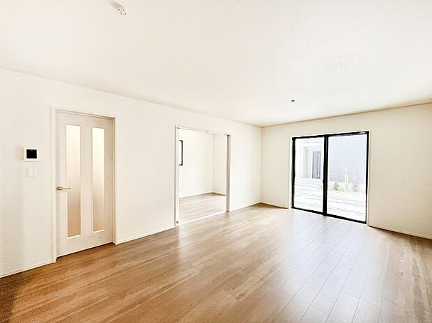 明るい陽光が注ぎ、寛ぎの雰囲気に満たされるダイニング。