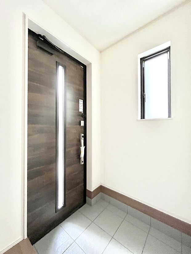 明るい玄関はお客様をお出迎えするのにぴったりです!