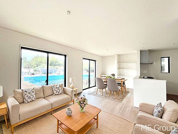 ご家族の賑やかな話し声で包まれる明るいリビング ※家具はCGです