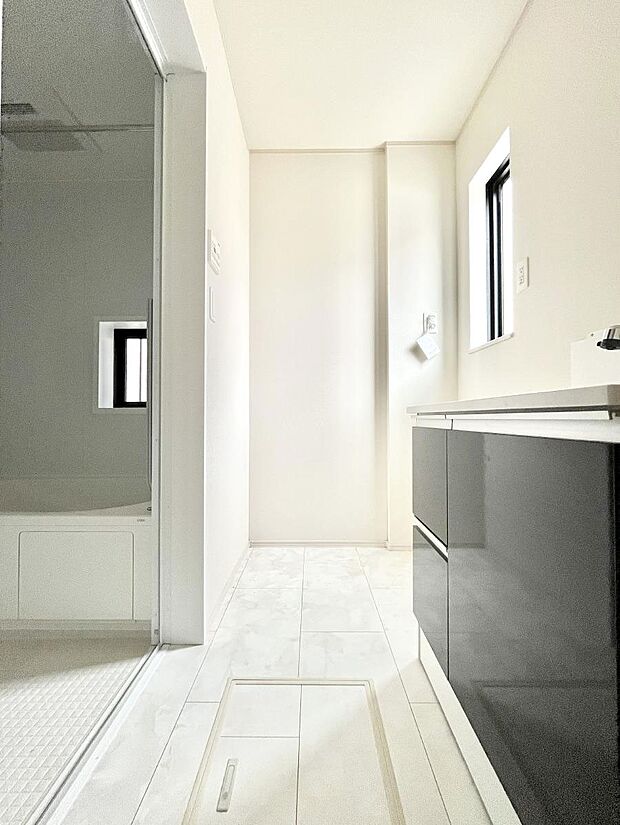 明るい洗面所は毎朝の身支度も楽しくできちゃいそうです。