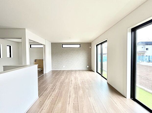 大きな窓からたっぷりの陽光と風を感じられるリビング