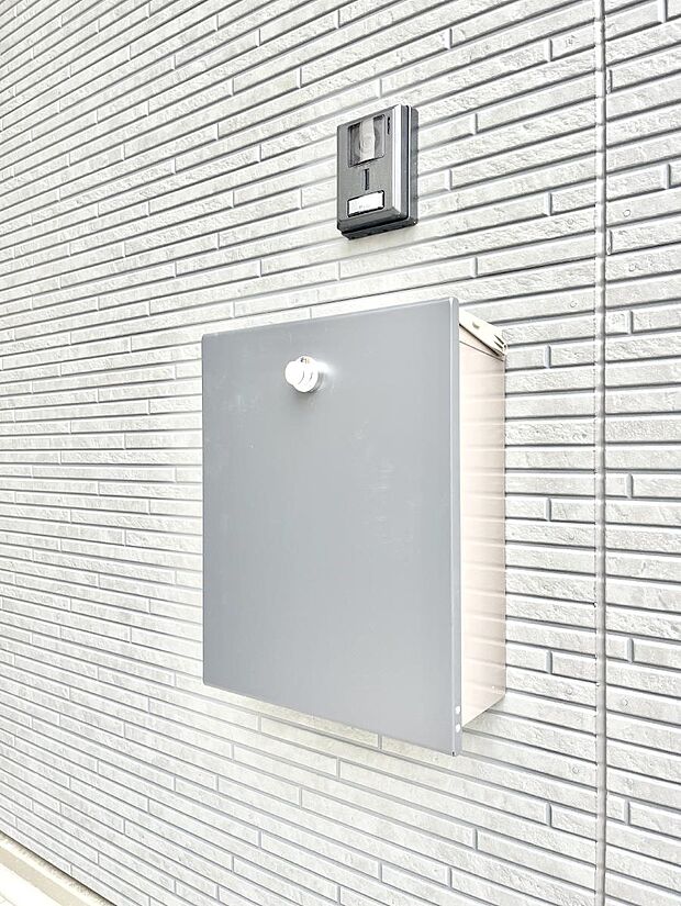 シンプルデザインのポスト。