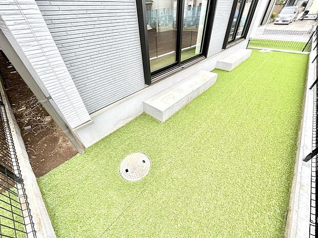 ガーデニングや家庭菜園も楽しめるお庭付き。