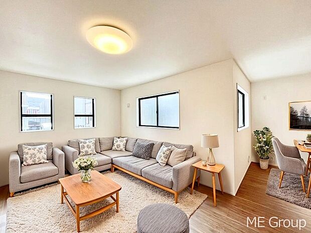 家族の和やかな会話が聞こえてきそう。開放感のあるリビングです。※家具はCGです