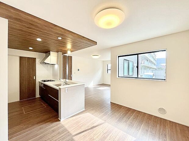 明るい陽光が注ぎ、寛ぎの雰囲気に満たされるリビング・ダイニング。