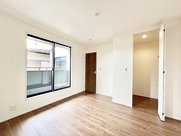 明るいバルコニーサイドに洋室を設置。目覚めの良い寝室に。