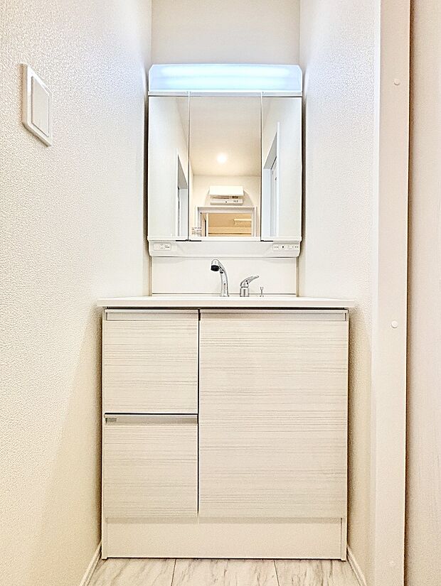 大きく見やすい三面鏡で清潔感ある洗面台は、身だしなみチェックや肌のお手入れにおすすめです。