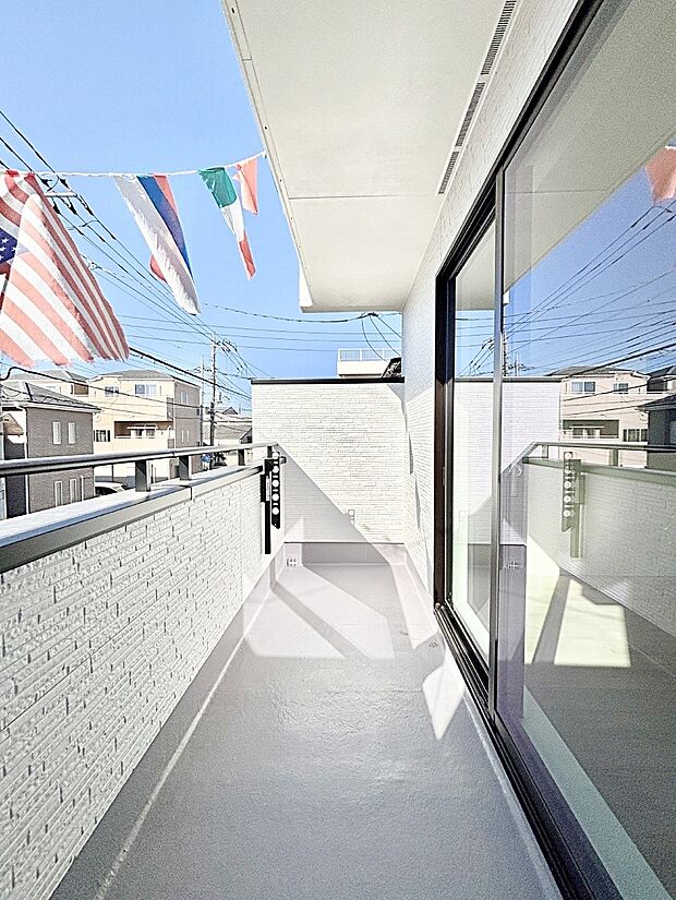 インナーバルコニーなので雨でも洗濯物を干す事が出来て、風通しがあるので乾きが良く、物干しスペースとして重宝します。