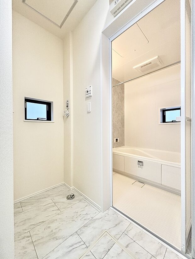 小窓がついているので湿気の多い場所でも換気が十分行えます。毎日の身支度を気持ち良く！