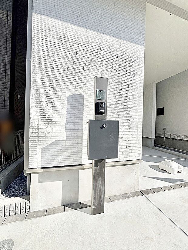 表札・インターホン・ポストをひとつに集約。エントランスになじむシンプルデザイン。