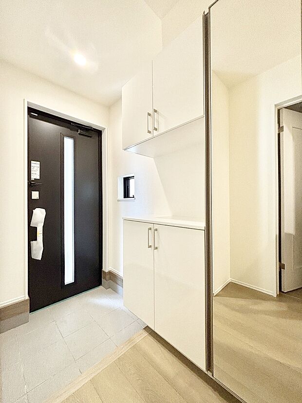 ミラー付きシューズボックスはお出かけ前の身だしなみチェックに便利