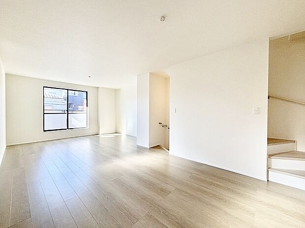 内装「ただいま」「おかえり」家族とのコミュニケーションが深まるリビングイン階段。