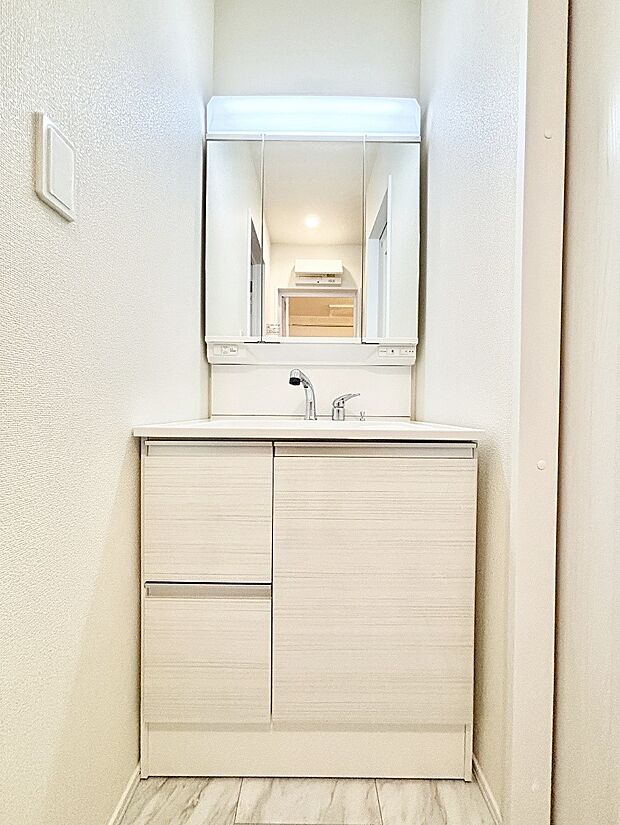 大きく見やすい三面鏡で清潔感ある洗面台は、身だしなみチェックや肌のお手入れにおすすめです。