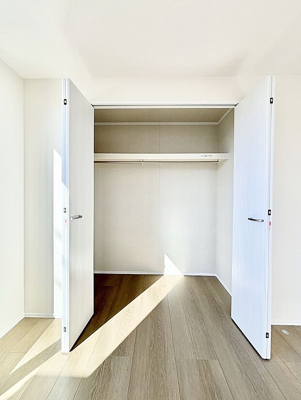 洋室のクローゼット。奥行きがあるので厚手の衣類もすっきり収まります。