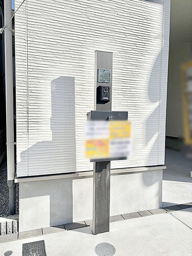 表札・インターホン・ポストをひとつに集約。エントランスになじむシンプルデザイン。