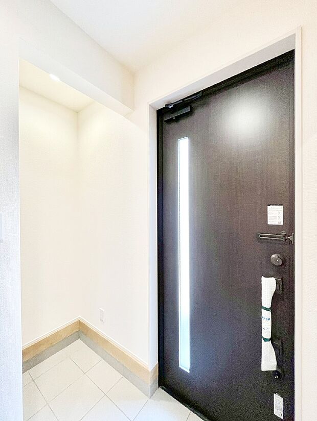 ガラススリットの入った玄関ドアが室内に光を届けてくれます