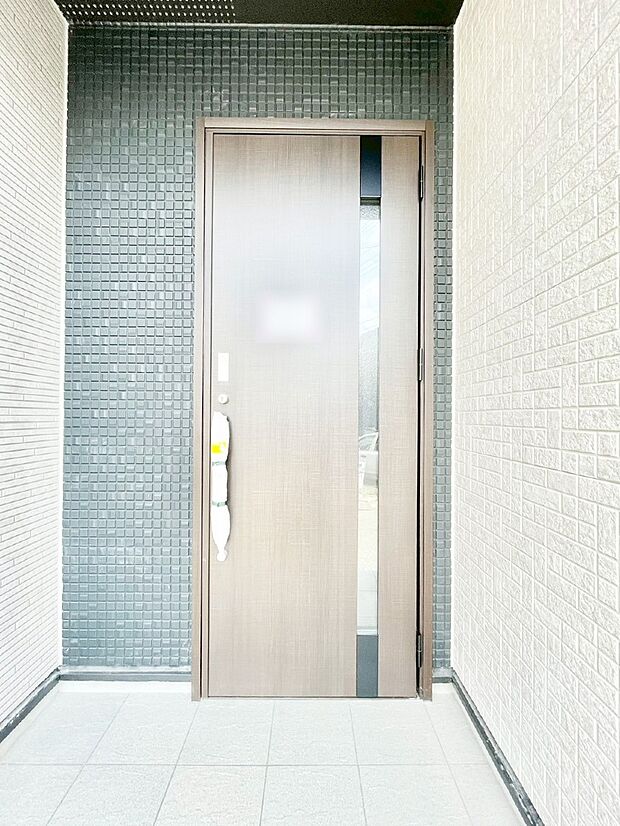 玄関前は雨が降っても濡れにくい屋根付き