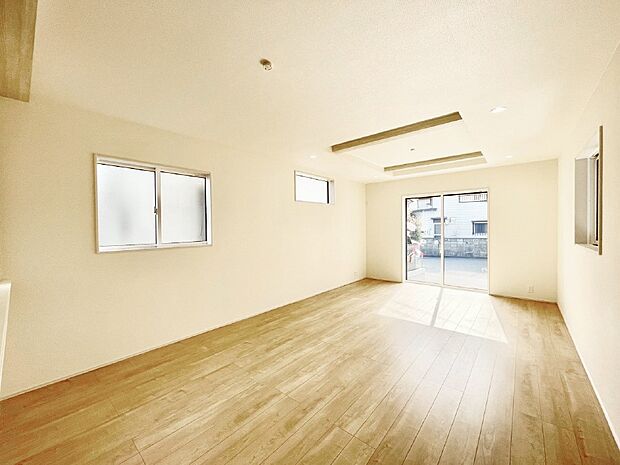 大きな窓からたっぷりの陽光と風を感じられるリビング