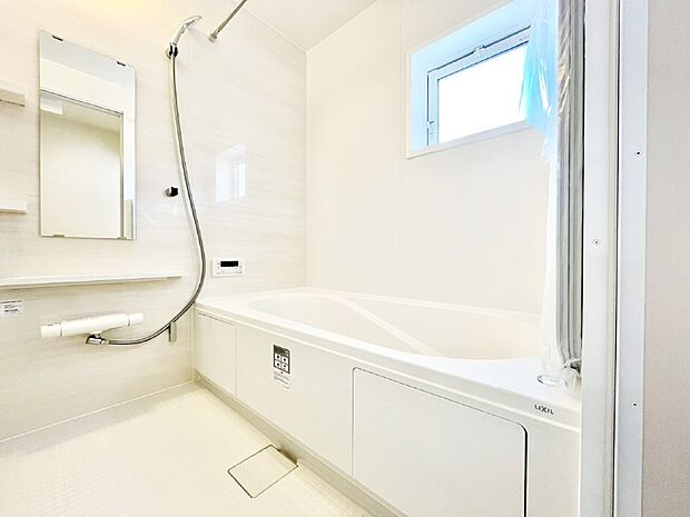 一日の疲れを癒してくれる明るい清潔感のあるバスルーム