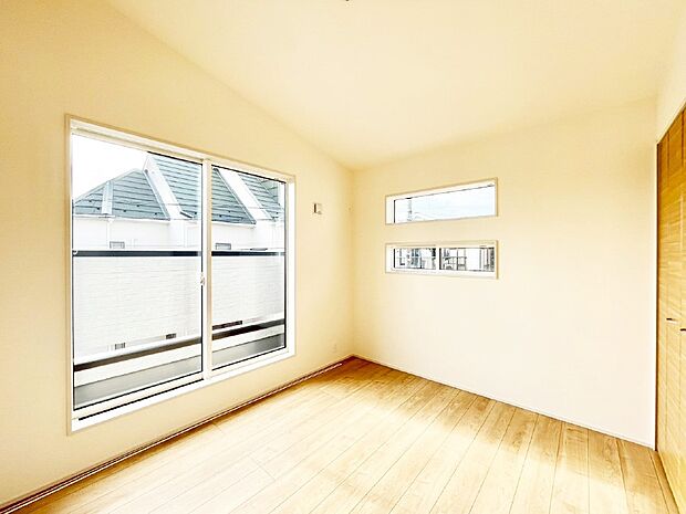 バルコニーが開放感をプラスしてくれる洋室