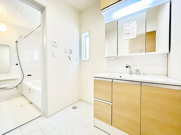 清潔感ある洗面化粧室で朝の身支度も快適