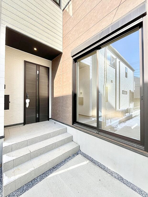 大切な家族、来客を出迎える玄関。