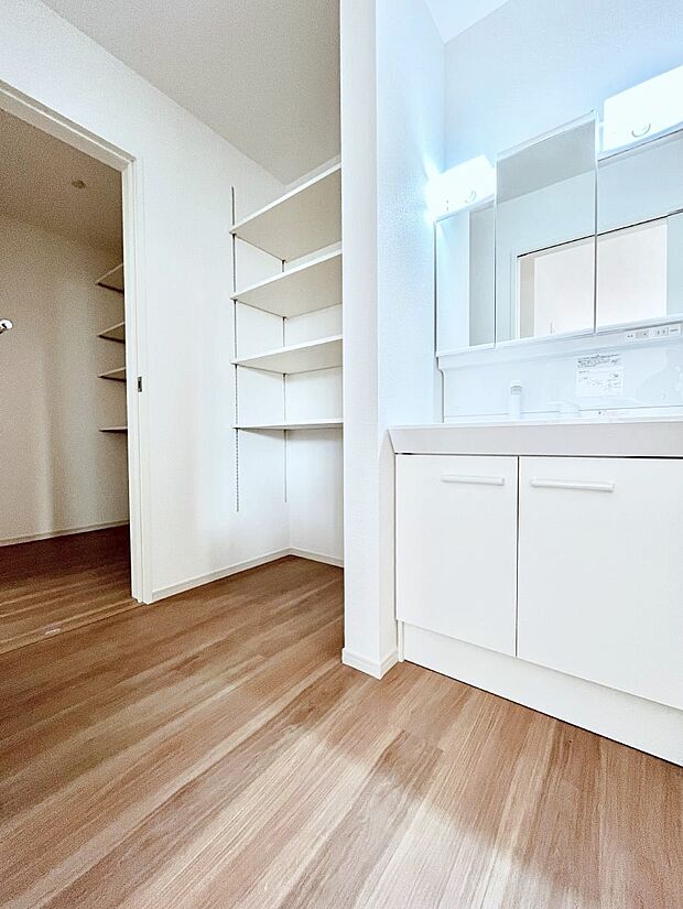 リネン庫がありタオル類や洗剤などストックを収納するのに便利です。