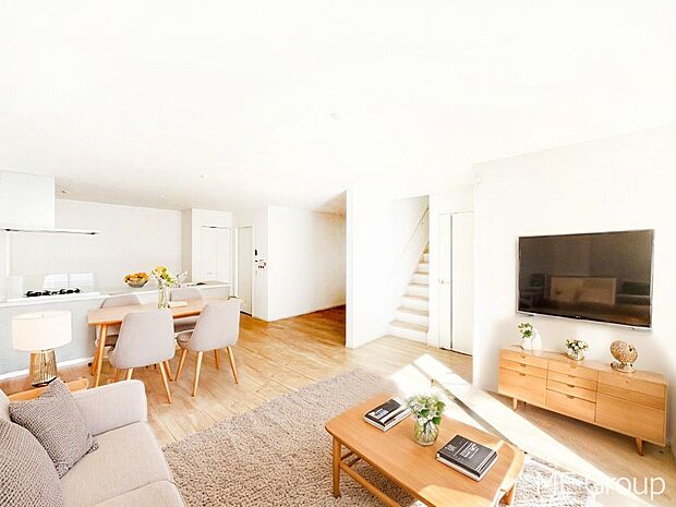 家族の和やかな会話が聞こえてきそう。開放感のあるリビングです。※家具はCGです  