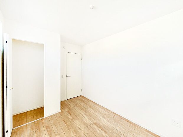 使いやすい形でベットや家具の置き方にも困ることもありません。