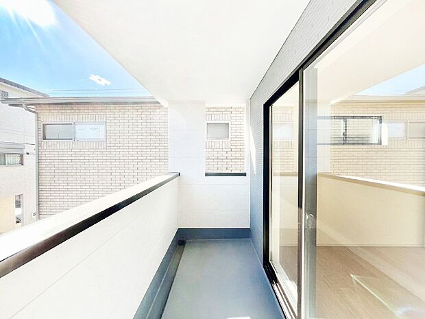 ゆったりバルコニーだから沢山お洗濯ものを干せます。