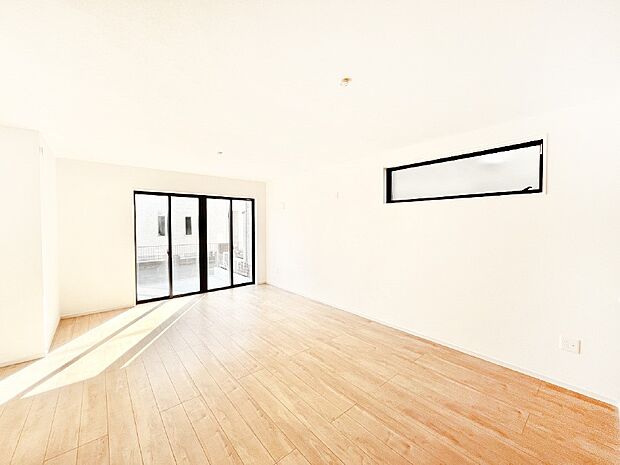 明るい陽光が注ぎ、寛ぎの雰囲気に満たされるダイニング。   