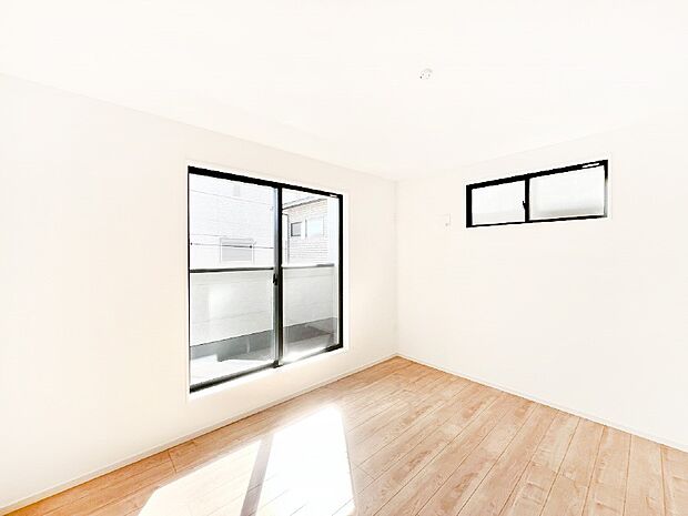 バルコニーが開放感をプラスしてくれる洋室