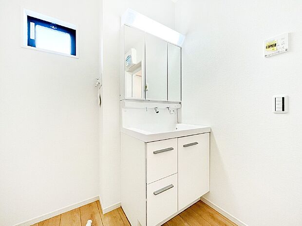 身支度もスムーズにおこなえる脱衣場。  