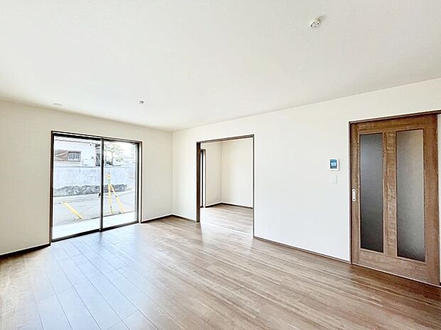 明るい陽光が注ぎ、寛ぎの雰囲気に満たされるリビングダイニング