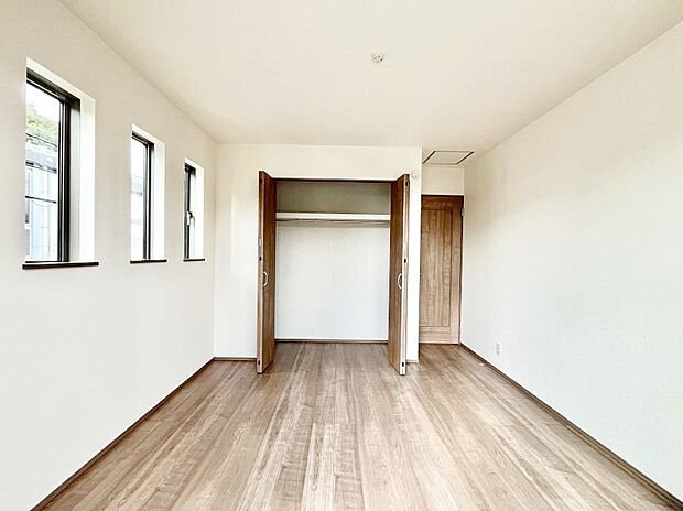 お子さまのお部屋としても！衣類の整理整頓に便利なクローゼット付きの洋室！