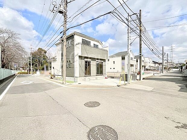 角地なので日当たりも良く、お家が堂々として見えます。