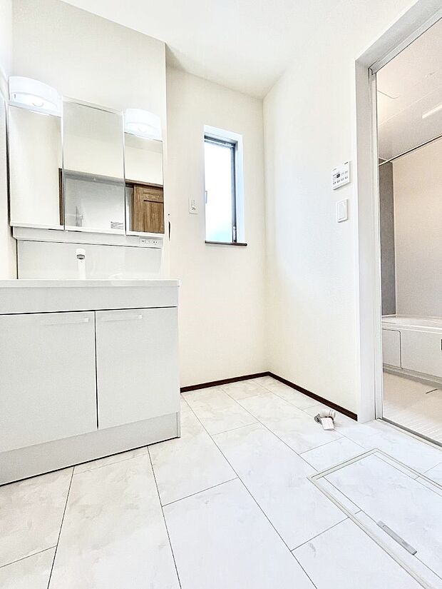 小窓がついているので湿気の多い場所でも換気が十分行えます。毎日の身支度を気持ち良く!