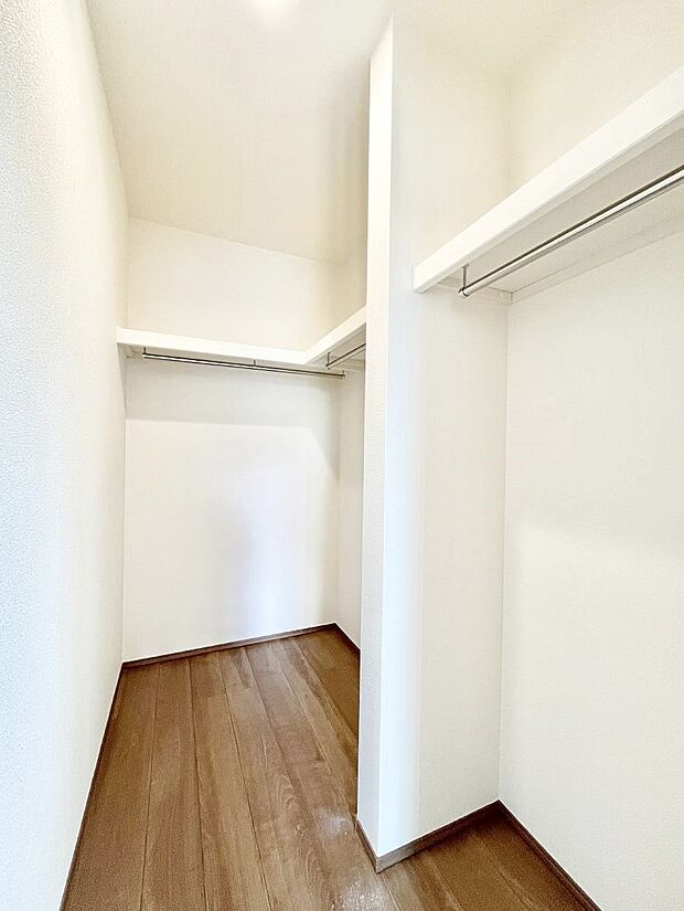 洋室のWIC。奥行きがあるので厚手の衣類もすっきり収まります。