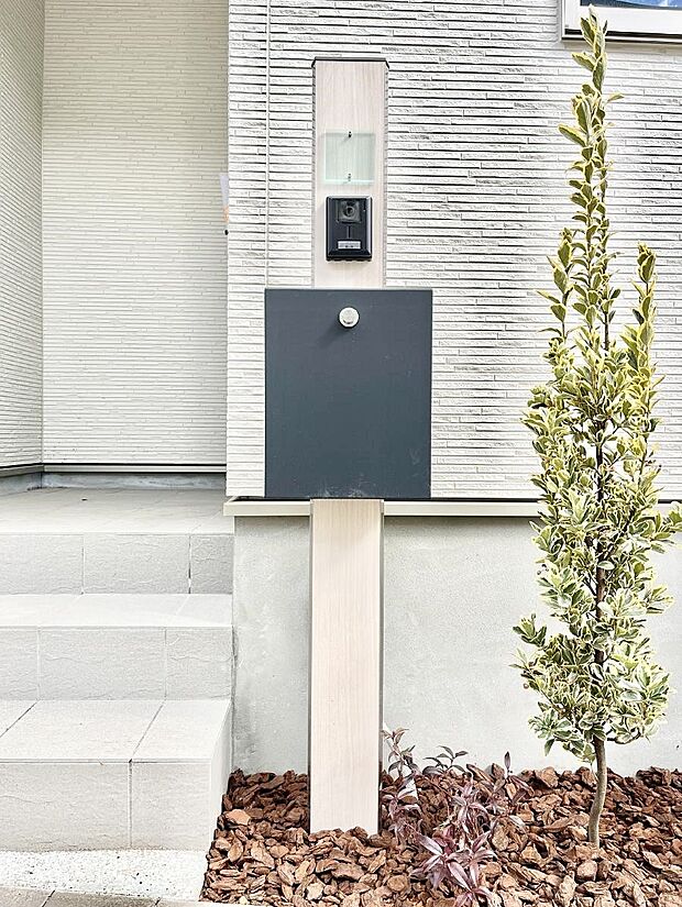 表札・インターホン・ポストをひとつに集約。エントランスになじむシンプルデザイン。