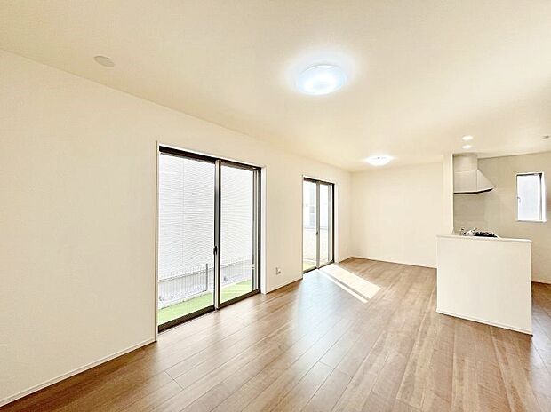 大きな窓からたっぷりの陽光と風を感じられるリビング