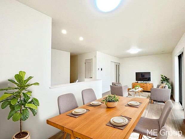 ご家族の賑やかな話し声で包まれる明るいリビング  ※家具はCGです