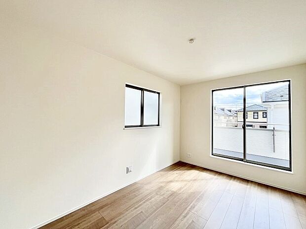 明るいバルコニーサイドに洋室を設置。目覚めの良い寝室に。