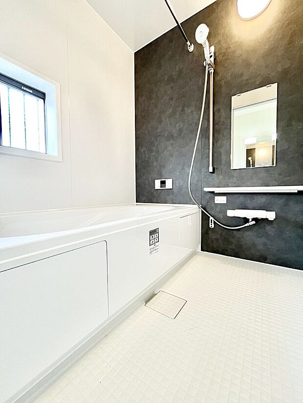 落ち着きのあるダークカラーを基調にしたバスルームで1日の疲れをリフレッシュ！