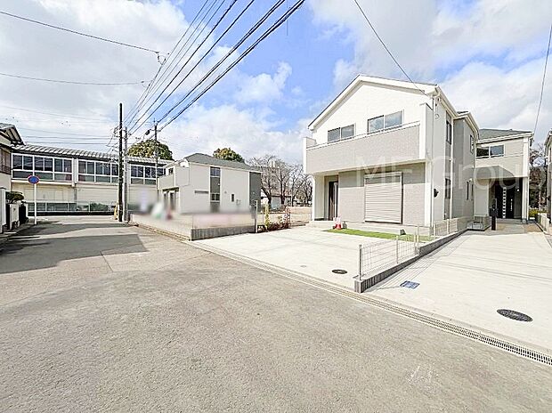 奥まった地形は、車道に面しておらず、静かでプライベート感を味わえる立地です。