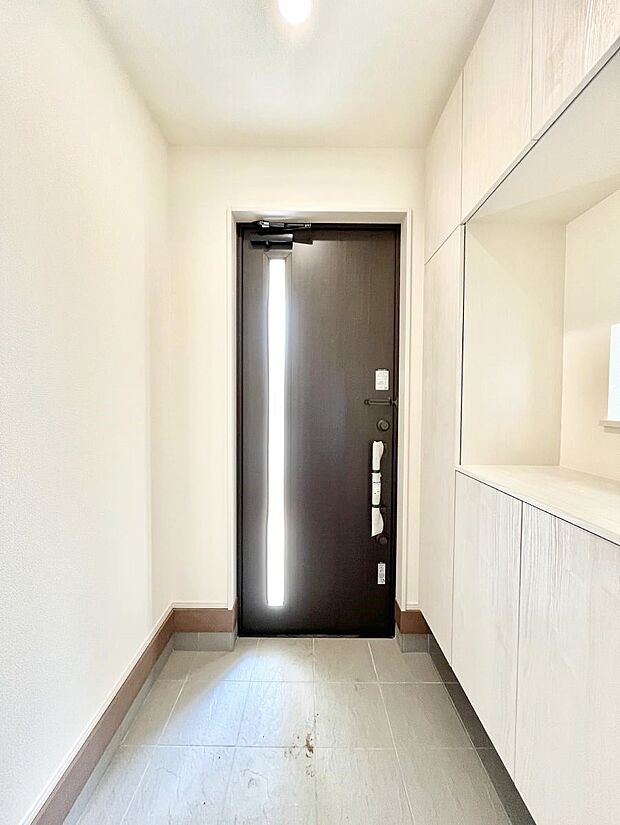 ガラススリットの入った玄関ドアが室内に光を届けてくれます