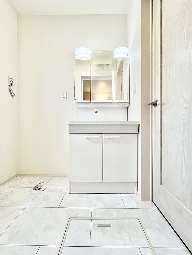 三面鏡キャビネット・シャワー付き洗面化粧台で忙しい朝の身支度もスムーズに!