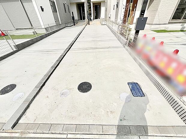 2台(車種による)駐車可!ご家族みんなの自転車も置ける広々カースペース。